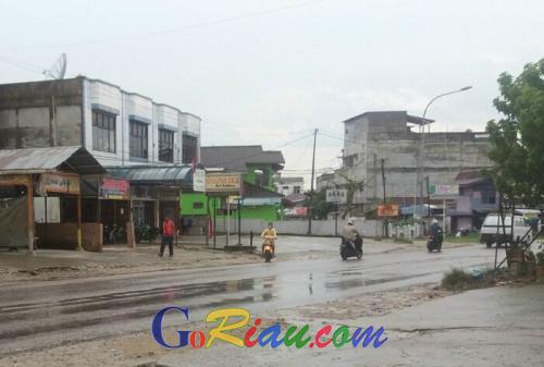 Sudah 2 Jam Duri Diguyur Hujan dan Ruas Jalan Licin, Pengendara Roda Dua Harus Berhati-hati