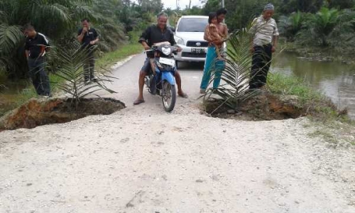 Jalan Penghubung Pangkalan Bunut dan Lubuk Emas Nyaris Putus Diterjang Banjir