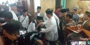 GoRiau Usai Shalat Jumat di Masjid At-Taqwa, Jamaah Cium Tangan Prabowo dan Teriakkan Selamat Jalan Pak Presiden