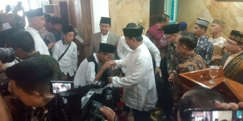 Usai Shalat Jumat di Masjid At-Taqwa, Jamaah Cium Tangan Prabowo dan Teriakkan Selamat Jalan Pak Presiden