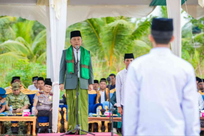 Cetak Generasi Indonesia Emas, Ratusan Santri Kepulauan Meranti Gelar Upacara di Desa Gogok