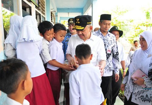 Plt Gubernur Riau Ikut Berendam dengan Warga Meranti Pandak Rumbai