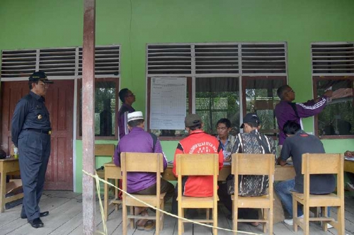 Pantau Pelaksanaan Pilkades Serentak, Bupati Inhil Kunjungi 6 TPS di 4 Kecamatan