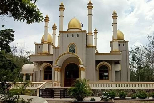 Ada Masjid Megah di Tengah Kebun Kopi di Lokasi Batu Besar Dikeramatkan, Begini Penampakannya