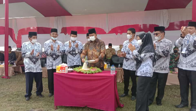 Hadiri Upacara PGRI di Kepenuhan, Wakil Ketua DPRD Riau Sebut Guru Adalah Pahlawan di Semua Masa