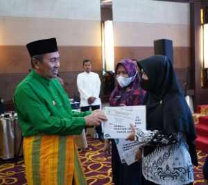 Gubri Serahkan Wakaf Uang Pemprov Riau untuk 10 Madrasah