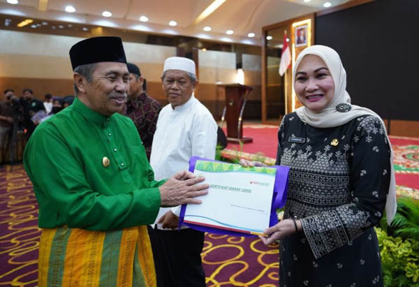 Dinas ESDM Provinsi Riau Terima Sertifikat Sebagai OPD Terbaik dalam Pengelolaan Wakaf Uang