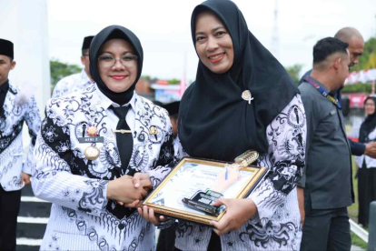 GoRiau Puluhan Guru Siak Terima Penghargaan, Bupati Afni Apresiasi Pengabdian dan Prestasi yang Diberikan