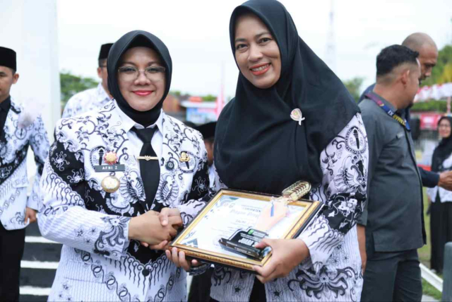 Puluhan Guru Siak Terima Penghargaan, Bupati Afni Apresiasi Pengabdian dan Prestasi yang Diberikan