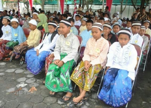 27 Pria Dewasa Dikhitan Massal di Padang