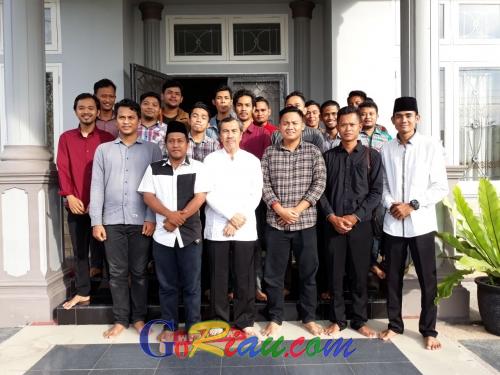 Mahasiswa Curhat dengan Syamsuar: dalam Pembangunan di Riau, Kampungnya Dijadikan Anak Tiri