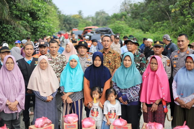 Bupati Adil Serahkan 305 Paket Sembako untuk Korban Banjir di Kundur