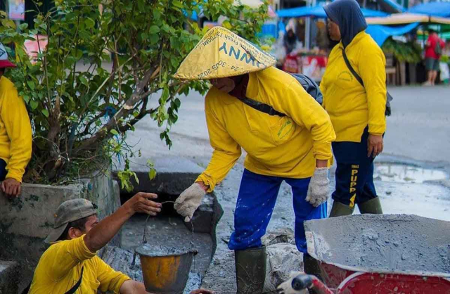 Pantau Banjir, Pj Walikota Pekanbaru Imbau Warga Bersihkan Parit