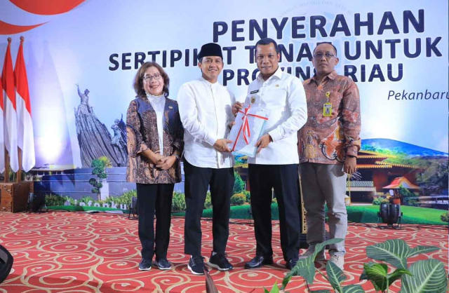 Pemko Pekanbaru Riau Terima 23 Sertifikat Hak Pakai dari Wamen ATR/BPN