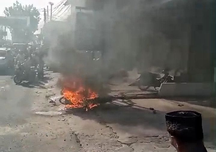 Ditabrak Jambret, Wanita di Pekanbaru Meninggal, Motor Pelaku Dibakar Massa