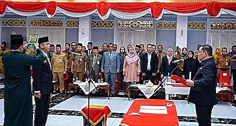 Plt Gubernur Riau SF Hariyanto Lantik 14 Pejabat Eselon II, Posisi Sekwan Ditunda