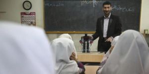 GoRiau Inspiratif, Guru di Iran Buat Robot Ajarkan Siswa Salat