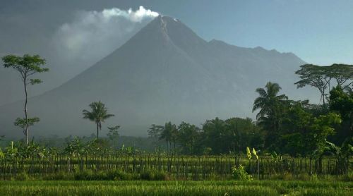 Gunung Marapi di Sumbar Semburkan Abu Vulkanik, Radius 3 Km Harus Steril
