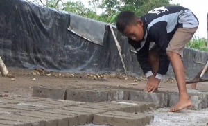 GoRiau Ayahnya Lumpuh, Bocah Kelas V SD Ini Jemur 10 Ribu Bata Setiap Pulang Sekolah untuk Nafkahi Keluarganya