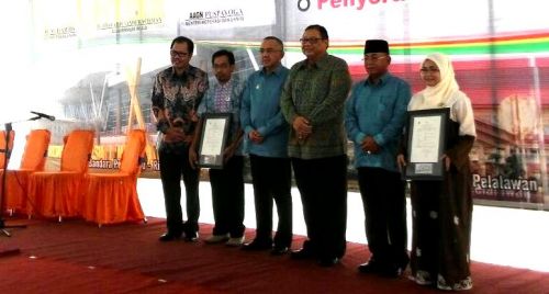 Menteri Koperasi dan UKM Berikan Hak Cipta Batik Bono Produksi Rumah Batik Andalan