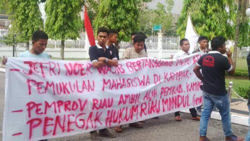 Mahasiswa Kampar Dipukul, Massa Terobos Kantor Gubernur Riau