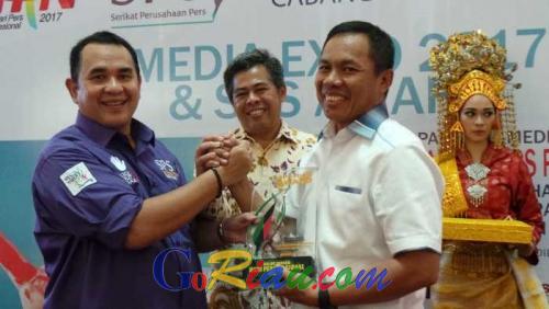 24 Jam Oncall, Kapolda Riau Irjen Zulkarnain Raih Penghargaan Tertinggi Sahabat Pers Award dari SPS