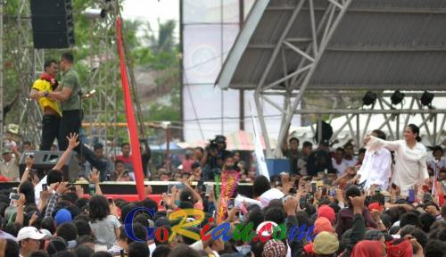 Meski Dihalau Paspampres, Pemuda Berbaju Kuning di Dumai Tetap Bisa Swafoto dengan Jokowi dan Iriana