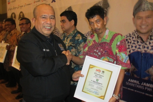 Bupati Bengkalis Terima Penghargaan dari PWI Riau