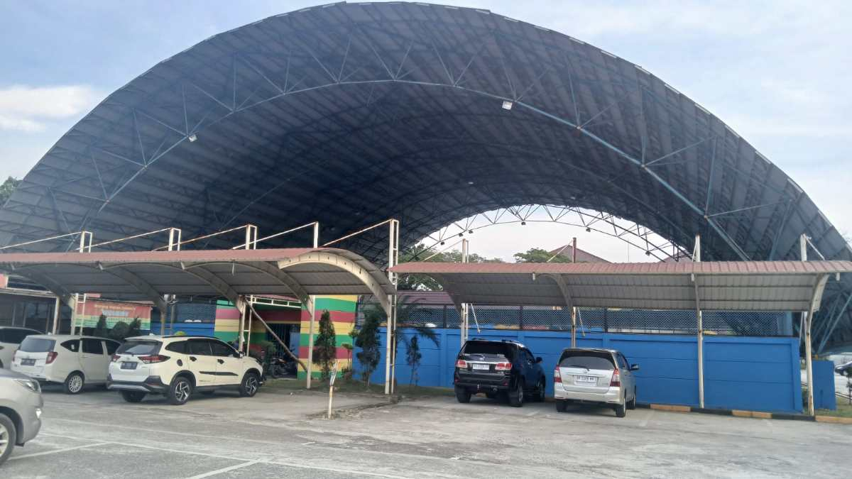 Dibangun Pakai Uang Rakyat, Lapangan Tenis Indoor Setwan DPRD Riau Diduga Dibisniskan