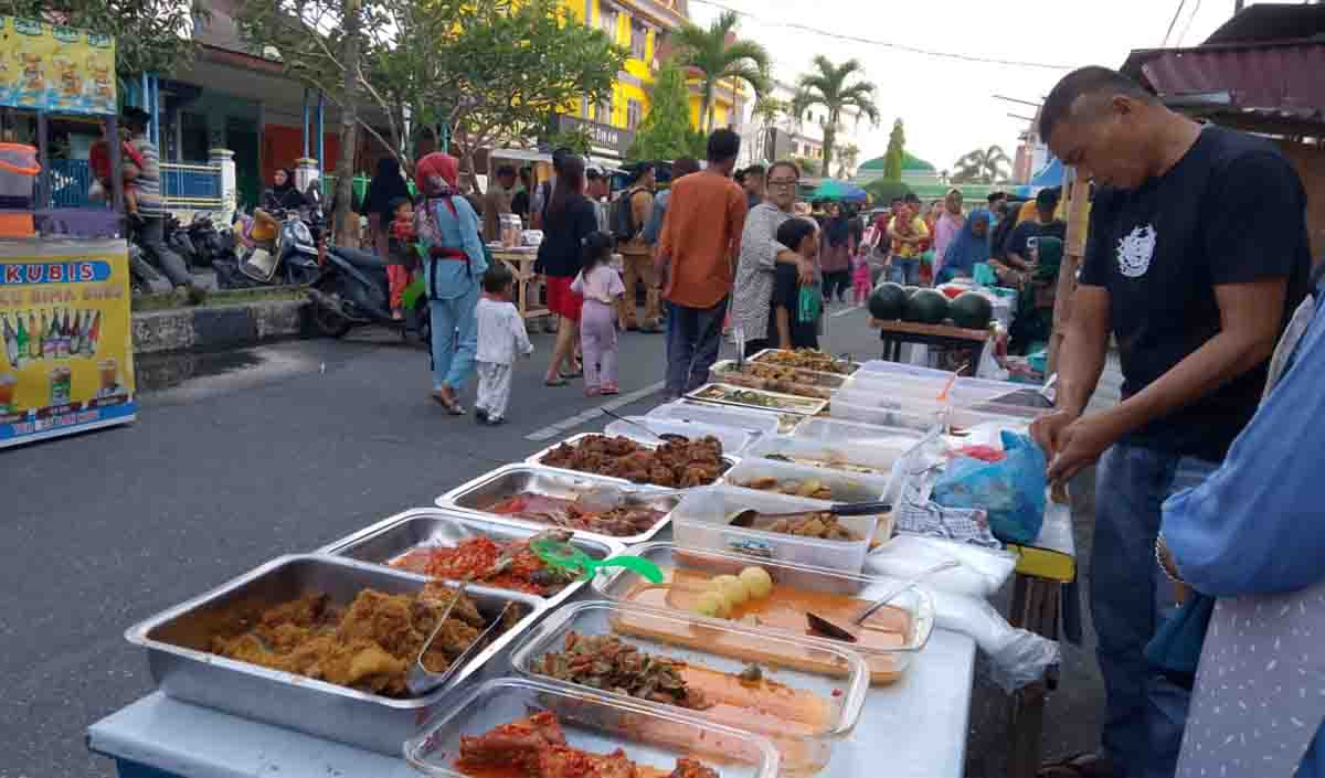 Meninjau Pasar Ramadhan Bagansiapiapi, Walau Harga Bahan Naik, Harga Jual Tetap Stabil