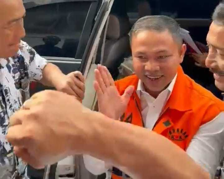 Tiba di Pengadilan Tipikor Pekanbaru, Gubernur Riau Non Aktif Abdul Wahid Tebar Senyum Jelang Sidang Perdana