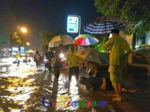 Jalan Jenderal Sudirman Pekanbaru Banjir, Sejumlah Pemotor Terpeleset ke selokan dan Nyaris Terseret Arus