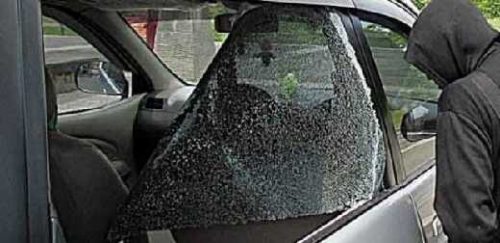 Mobil Aparat Kepolisian Jadi Korban Pecah Kaca Saat Parkir di KONI Jalan Gajah Mada Pekanbaru
