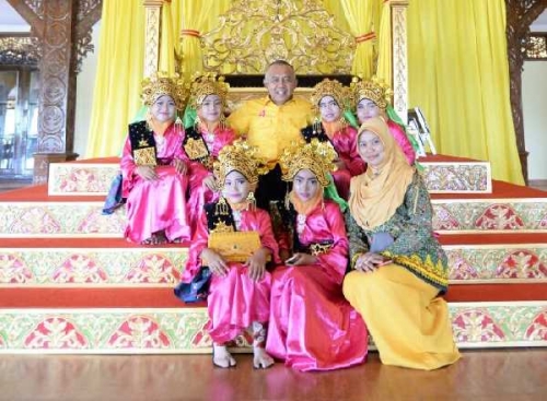 Kembangkan Wisata Berbasis Budaya, Andi Rachman Disambut Tari Persembahan di Istana Sayap Pelalawan