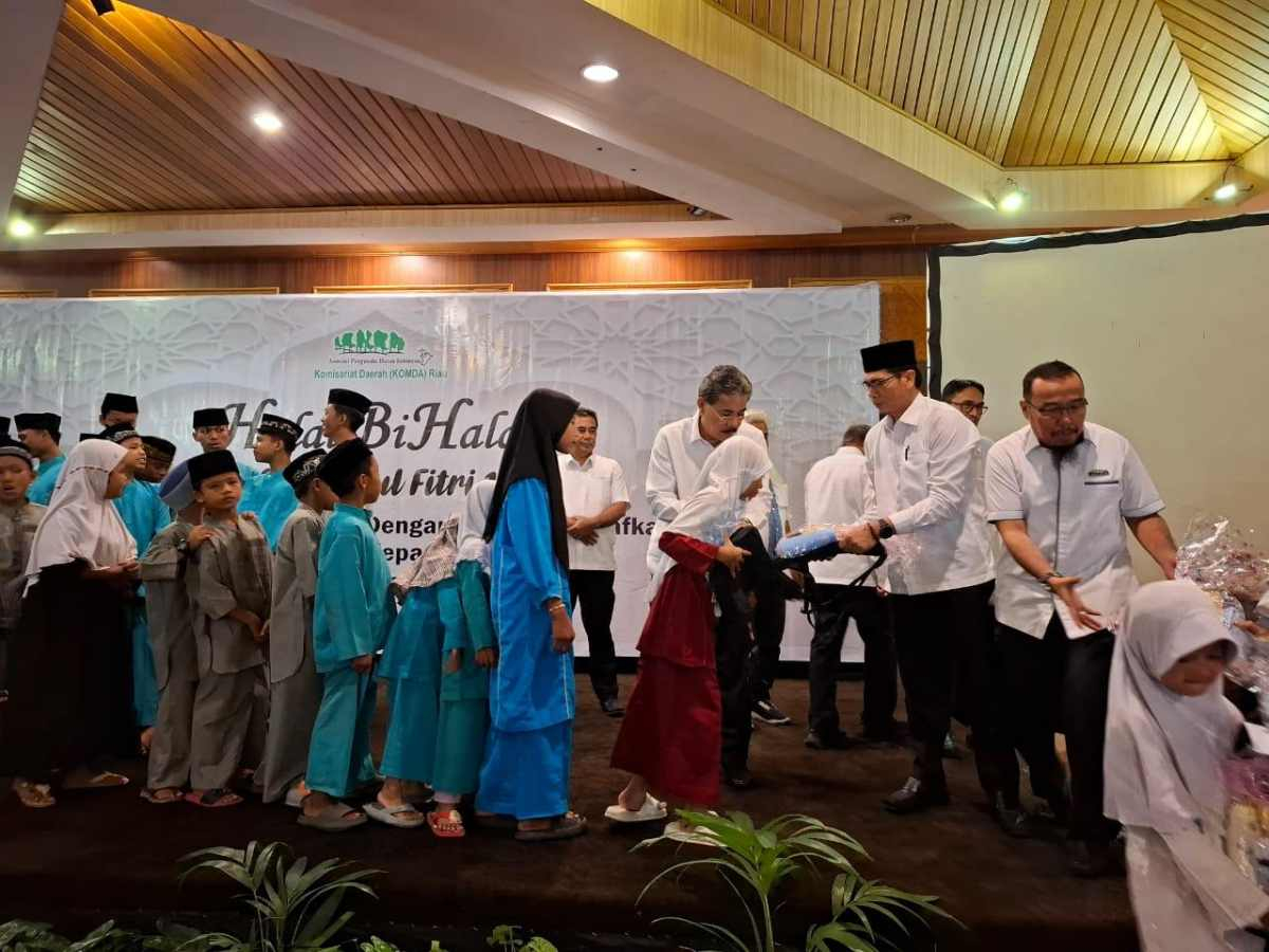 Halal Bihalal, APHI Riau Serahkan Bantuan Paket Sekolah kepada Anak Yatim