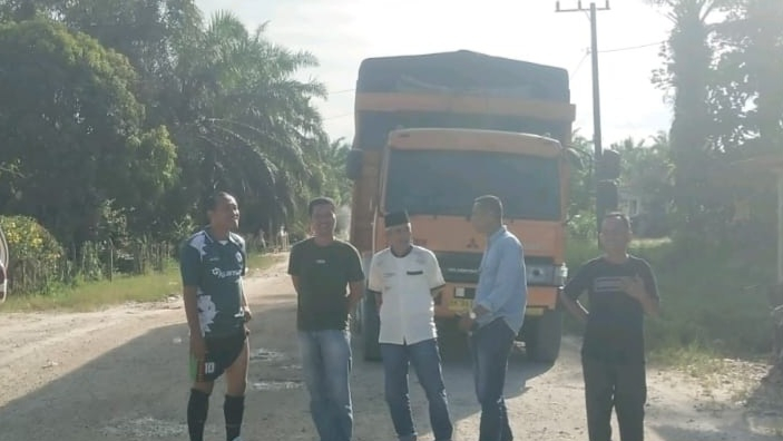 Jalan Hancur Tak Kunjung Diperbaiki, Masyarakat Pangean Adang Mobil Angkutan PT CRS