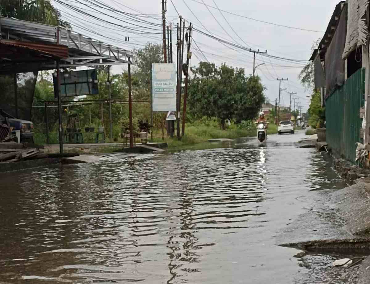 Akibat Hujan Semalam, Jalan Kamboja Panam Terendam Banjir Setinggi Betis, Parit Melimpah Penuh Air