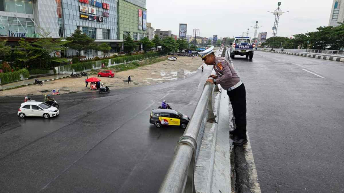Terjatuh dari Fly Over Simpang SKA Pekanbaru, Pria di Pekanbaru Ditemukan Kritis