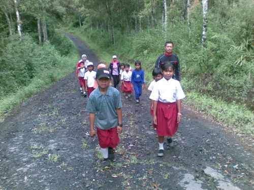Ke Sekolah, Guru di Suku Talang Mamak Harus Berjalan Kaki Hingga 6 Kilometer