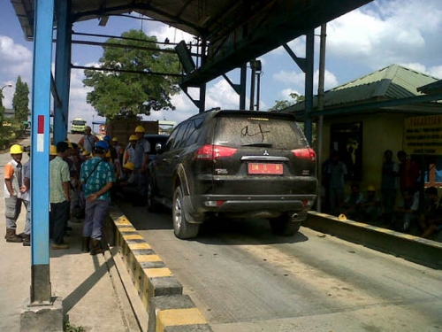 Parkir di Timbangan Sawit, Dua Mobil Dinas Anggota DPRD Rohul Hampir Dirusak Massa, Ini Penyebabnya