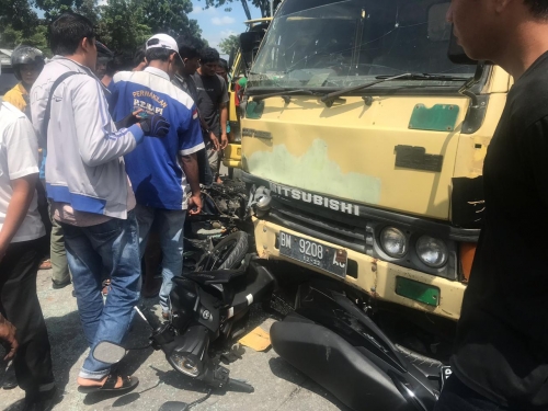 Dua Motor Hancur Ditabrak Truk di Simpang Stadion Utama Riau