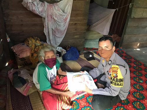 Personil Polsek Tebingtinggi Barat Salurkan Paket Sembako ke 11 Desa di Pulau Merbau