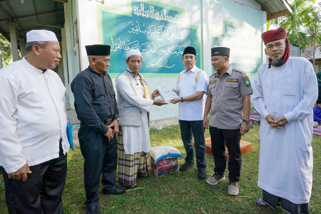 Gubri Syamsuar Serahkan Bantuan untuk Pondok Tahfidz Quran Jamiaah Khairul Madaris Yayasan KH Imam Buldin