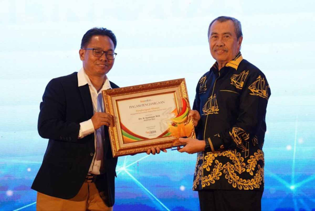 Gubernur Syamsuar Raih Penghargaan Khusus Anugerah Komunikasi Digital Riau Online 2023