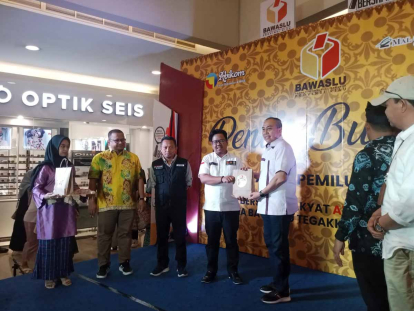 GoRiau Kepala Kesbangpol Apresiasi Pentas Budaya Pengawasan Pemilu Partisipatif oleh Bawaslu
