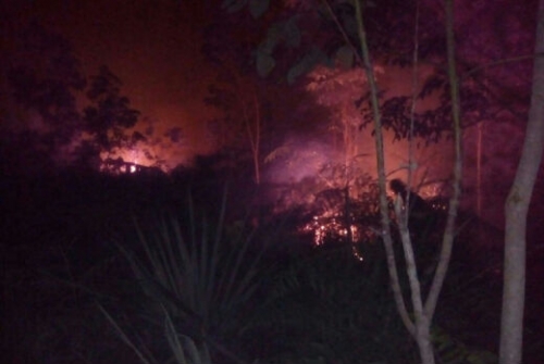 Angin Berhembus Kencang, Tim Pemadam Kebakaran Bermalam di Desa Lukit