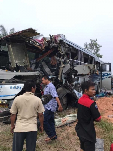 Kecelakaan di Jalintim, Bus dan Truk Galon Berbenturan Hebat