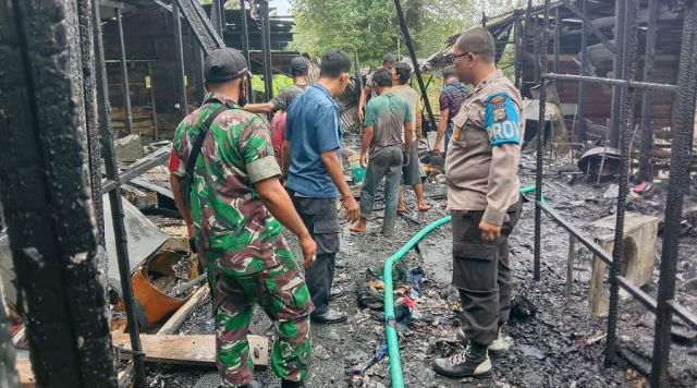 Diduga Korsleting Listrik, Rumah Semi Permanen di Tanah Merah Inhil Ludes Terbakar