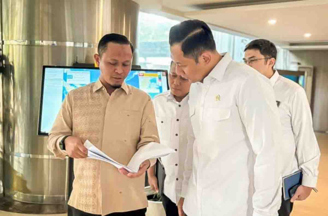Wali Kota Pekanbaru Lantik Pj Sekda Zulhelmi Arifin, Ingatkan untuk Rangkul ASN