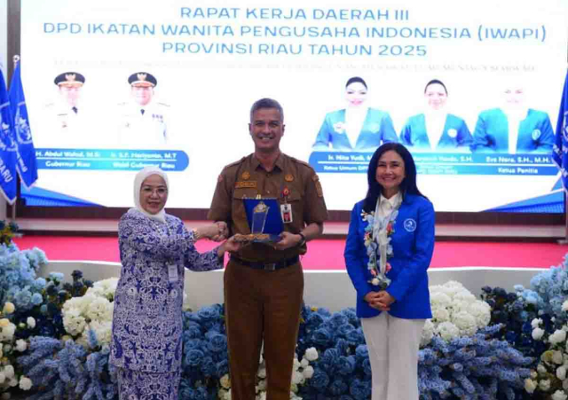 Pj Sekdaprov Riau Buka Rakerda III IWAPI, Tekankan Peran Perempuan dalam Ekonomi Daerah